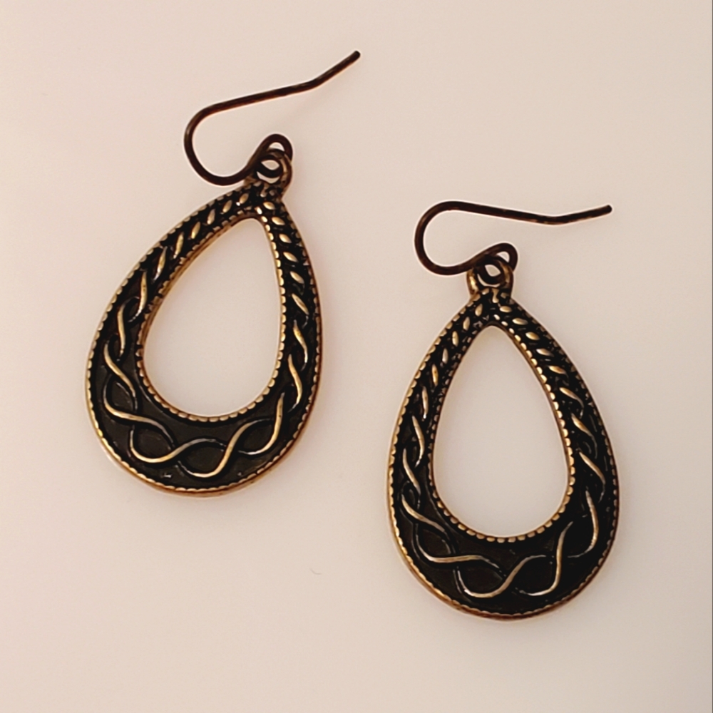 E22 Black Teardrop Earrings